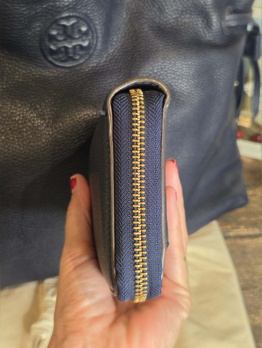 Tory Burch Navy Pebbled Leather Chain-Handle Tote with Wallet & Dustbag. - Picture 12 of 16